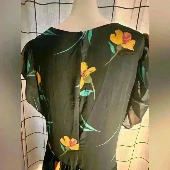 Green floral Mini Dress - Picture 3 of 9